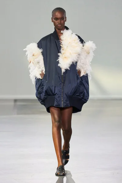 Look 16
